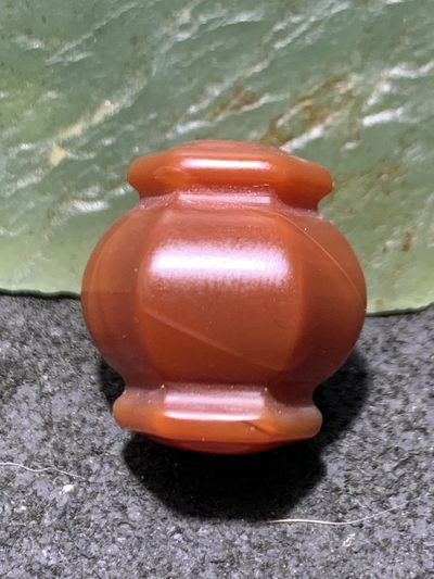 精美高玉化酒红色玛瑙六棱灯笼珠一颗， 精美高玉化酒红色玛瑙六棱灯笼珠一颗，