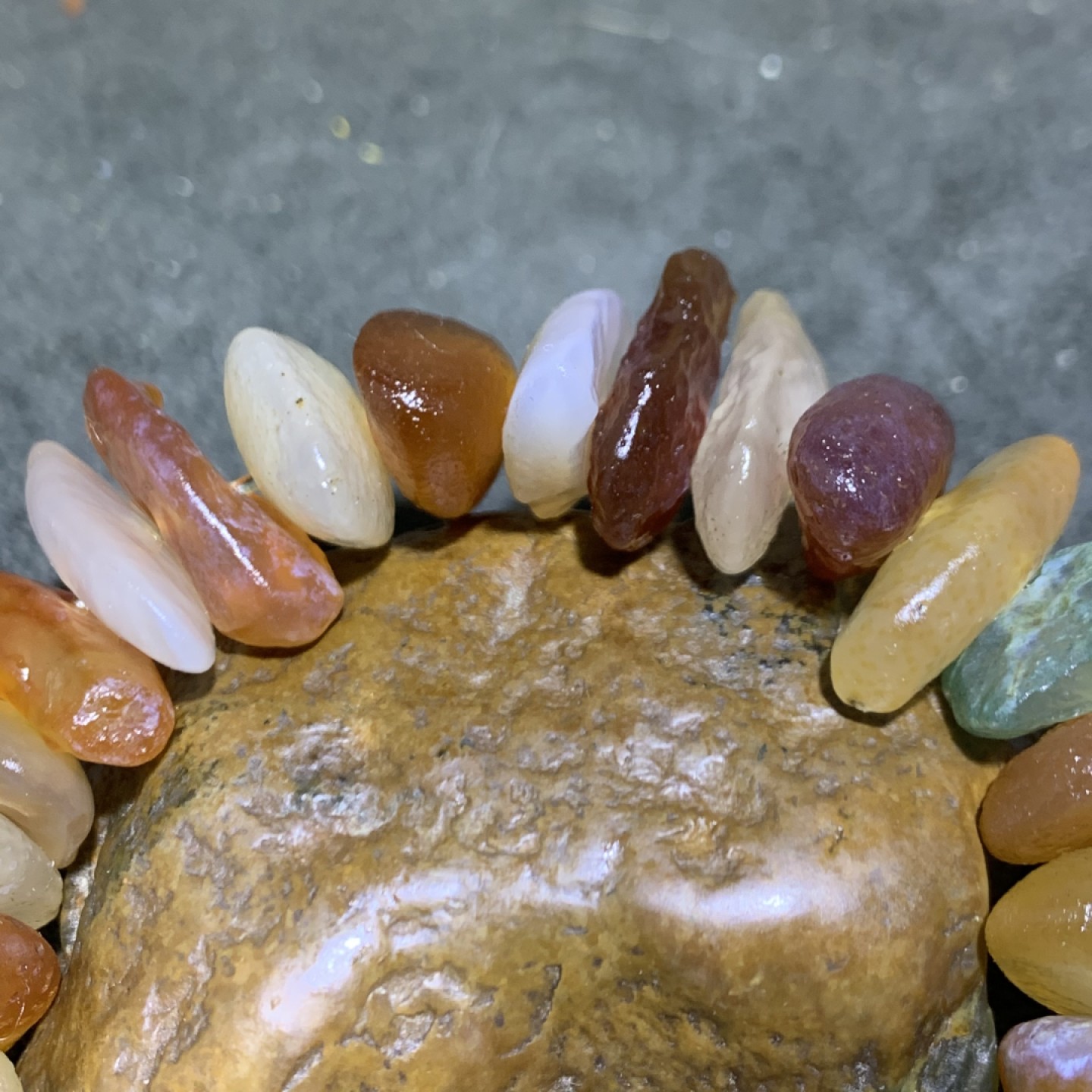精美阿拉善大尺寸瓜子型原石手串一条，