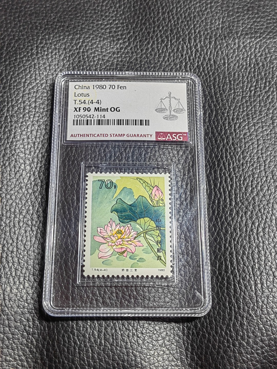 洪涛臻品批发群  精选邮票限时拍卖第一百四十八期 T54荷花★总筋★4-4  新  ASG90分OG  版撕绝中绝，最严格时期出分，荷花★裸票★一套400元左右，总筋一枚就要300大几，可见总筋的分量，拥有这一枚几乎等于拥有这一套，喜欢不要错过