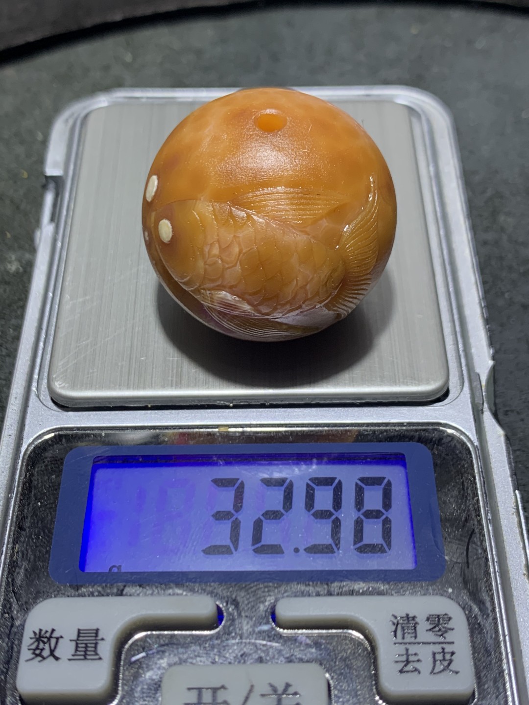精美亚光天眼纹战国红玛瑙手工俏色巧雕燕尾鱼大圆珠一个，