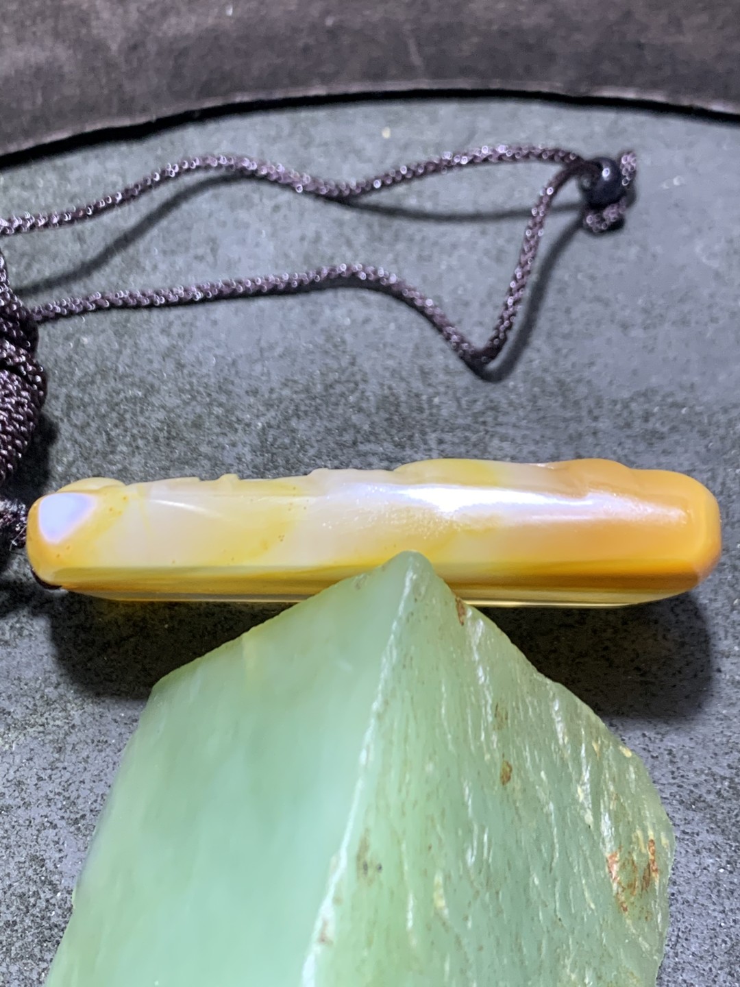 放福利！！精美天然缠丝玛瑙雕刻山水牌子一块，