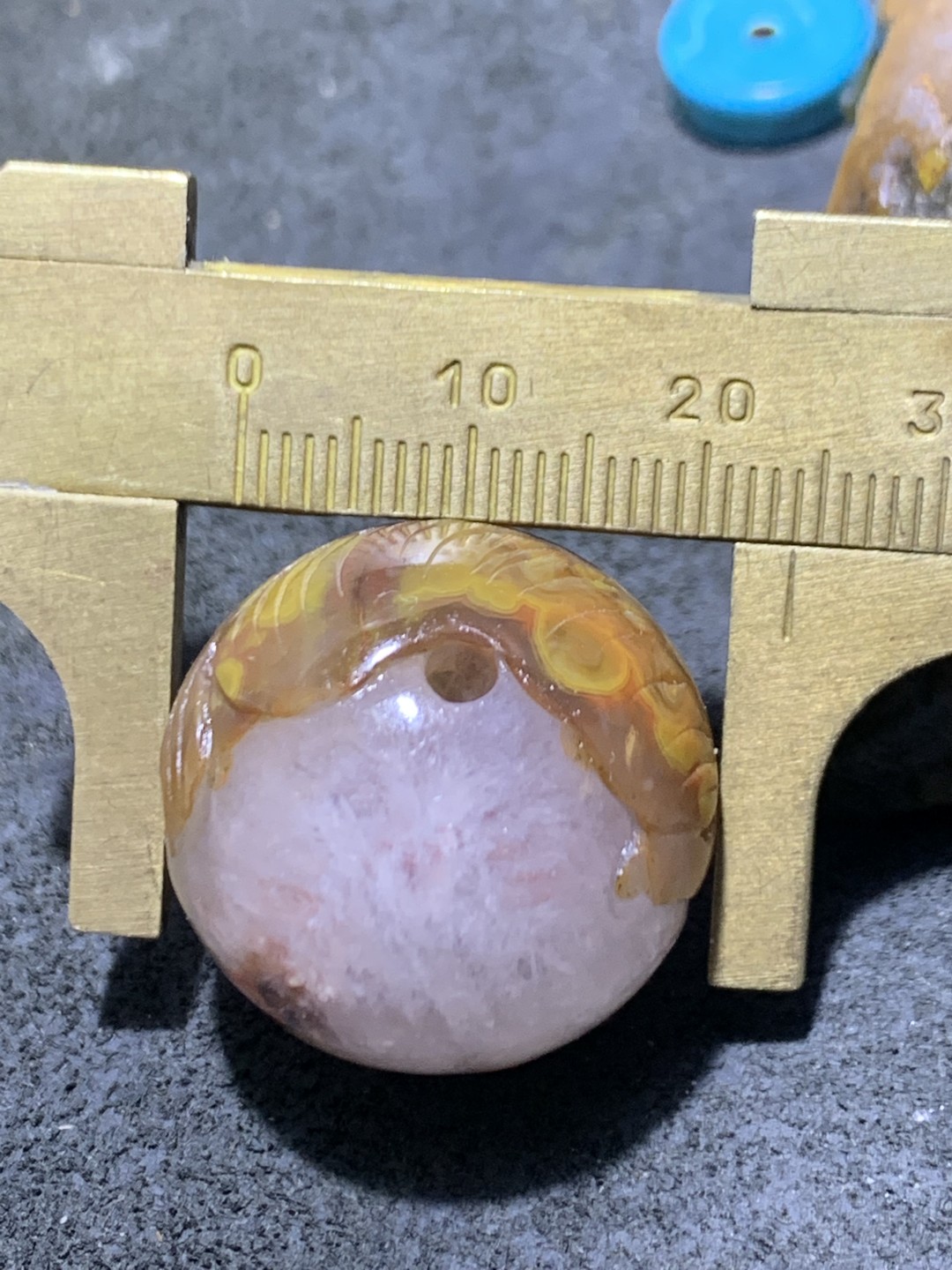 精美冰飘战国红玛瑙手工俏色巧雕芭蕉扇珠一个，