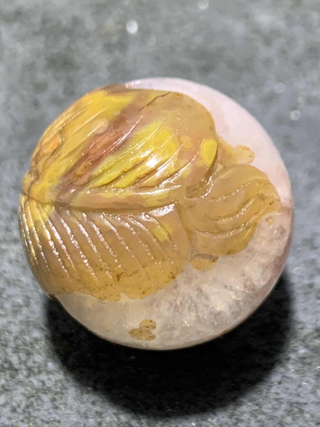 精美冰飘战国红玛瑙手工俏色巧雕芭蕉扇珠一个，