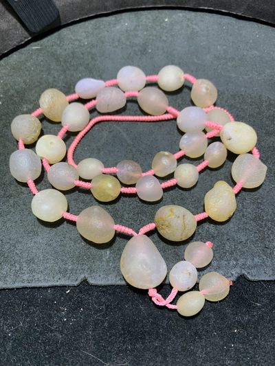 精美天然戈壁白玛瑙原石项链一条， 精美天然戈壁白玛瑙原石项链一条，