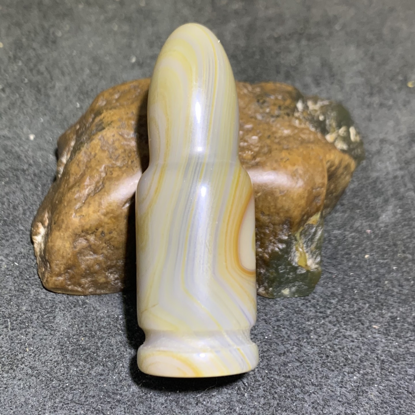精美缠丝玛瑙雕刻弹头大吊坠一个，