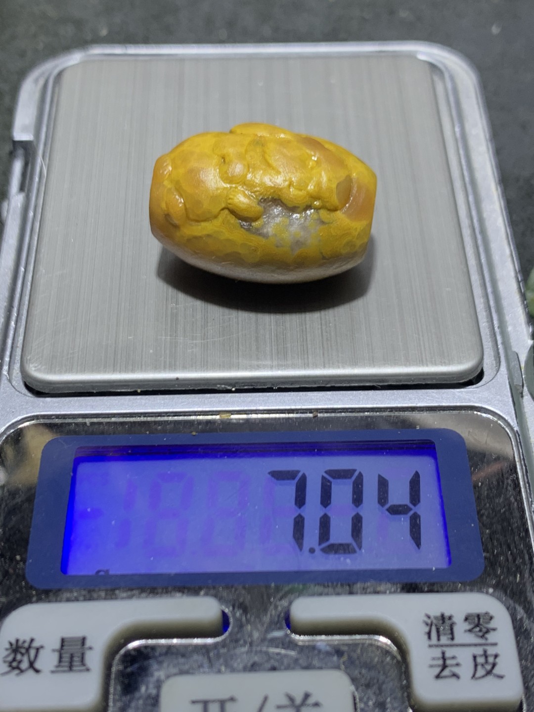 精美亚光冰飘战国红玛瑙手工雕刻金兔子勒子一颗！