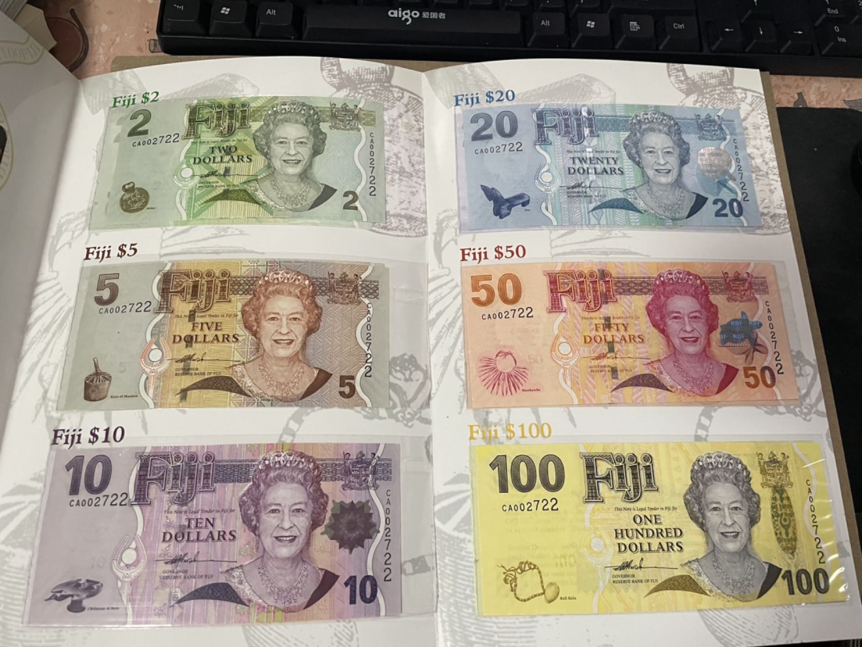 【Blue Auction】✨世界纸币精拍第280期——喜迎新春特别场【精】 【一组6张全套原装带册 首发2722全同小号】斐济 2007年2-100元 女王纸币 非常精美 全新UNC