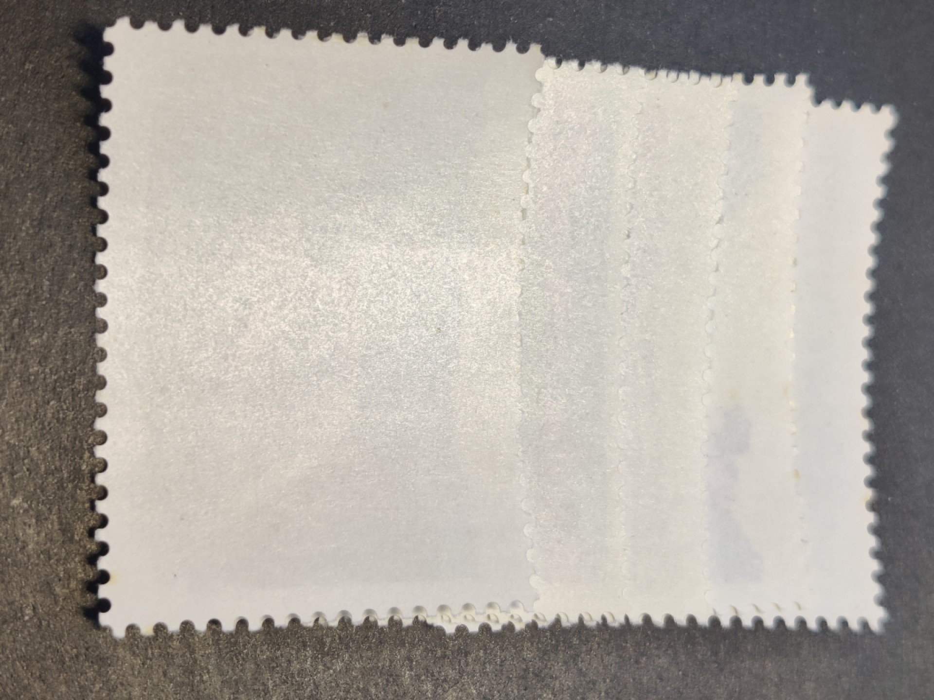 洪涛臻品批发群  精选邮票限时拍卖第一百五十八期 T13农业机械化 面艳背白票生挺【邮商春节后收购价190元,真实收购价,不是报纸虚标的收购价! 这价收购来再卖给集邮者,还要加价一大截!】几粒齿微黄几乎不可见 其他原胶雪白评级票品质