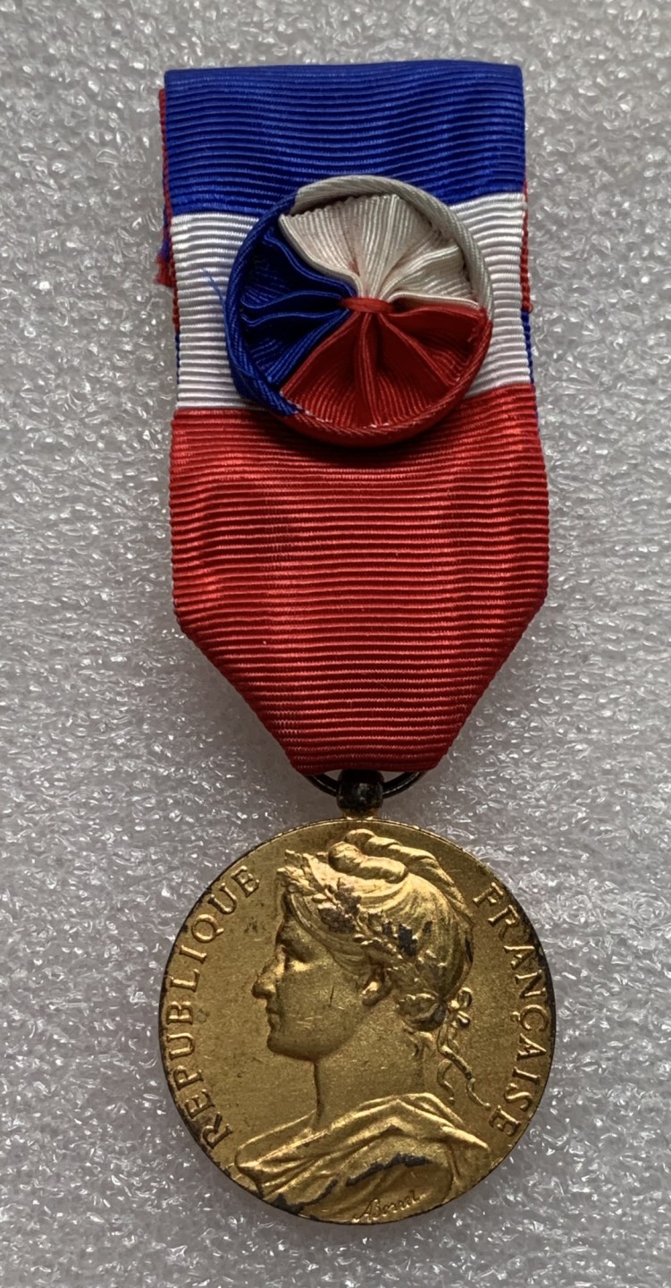 瓶子🏺第75期拍卖会 法国1979年银质镀金劳动奖章（1等银）14克