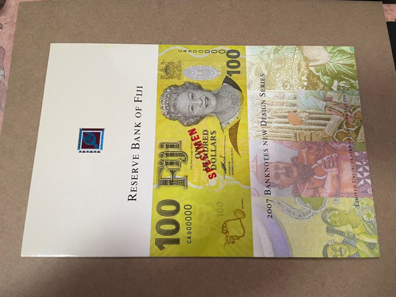 【Blue Auction】✨世界纸币精拍第280期——喜迎新春特别场【精】 【一组6张全套原装带册 首发2722全同小号】斐济 2007年2-100元 女王纸币 非常精美 全新UNC