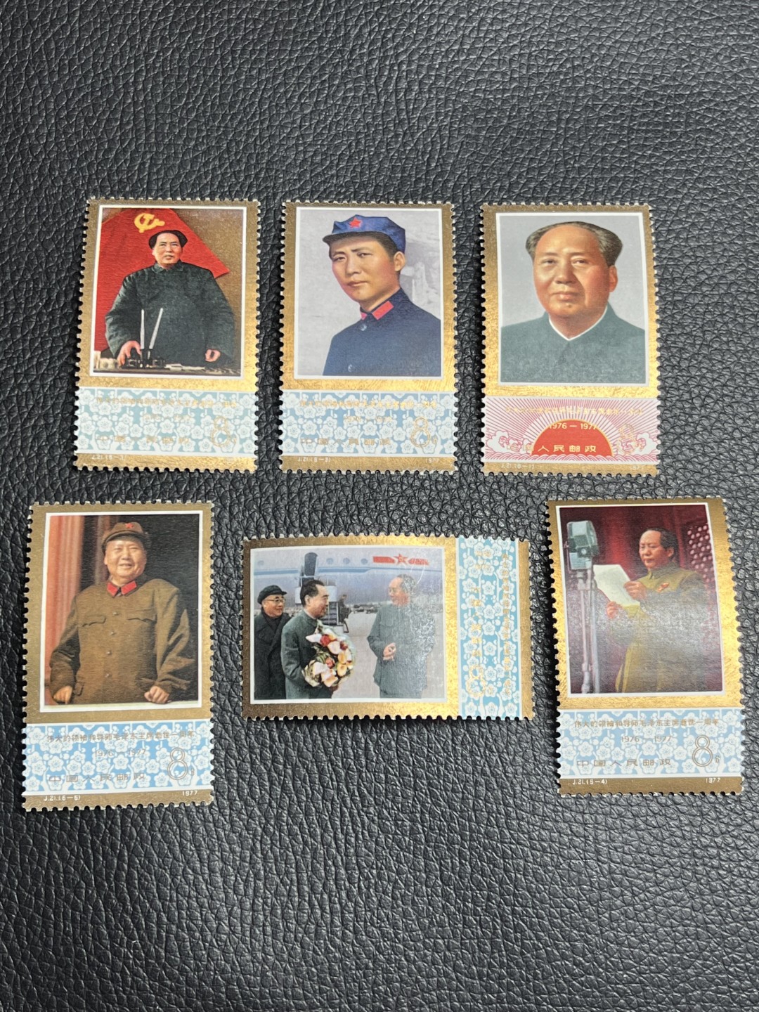 洪涛臻品批发群  精选邮票限时拍卖第一百四十九期 J21毛主席新全  金粉氧化6-3下边几个齿压痕软折见图，其他无毛病，其他无软硬折，金粉票难保存，氧化是这套票的通病。整体品相非常不错，注意捡漏
