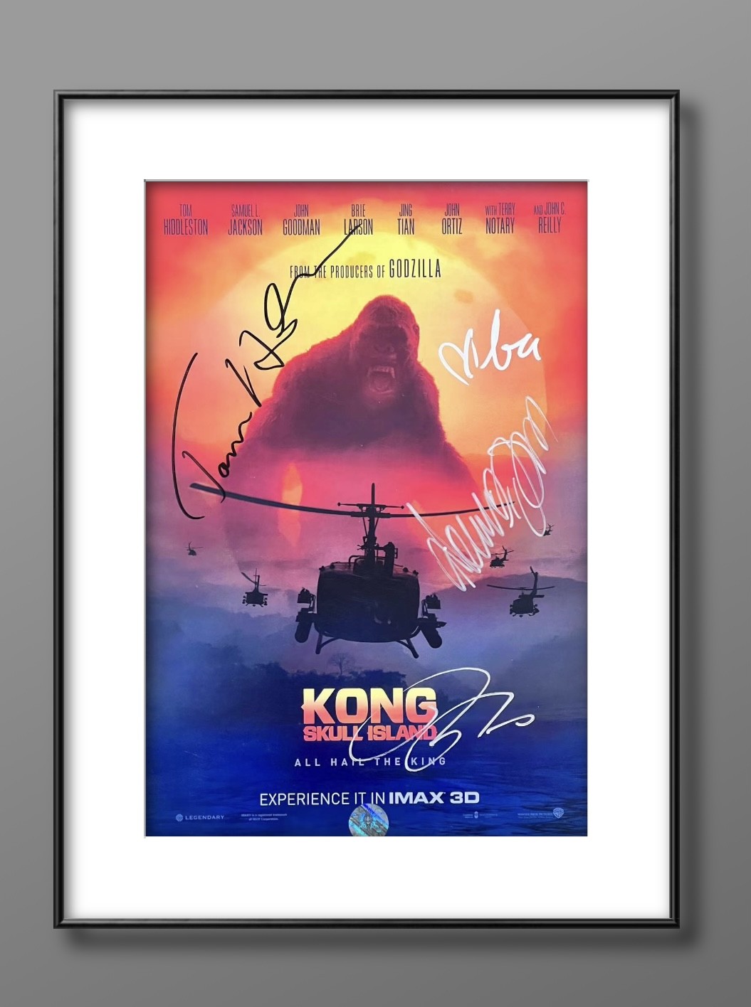 零元拍：《金刚：骷髅岛》IMAX 3D原版海报，“抖森”汤姆·希德勒斯顿、塞缪尔·杰克逊、布丽·拉尔森、景甜4人亲笔签名，尺寸A3。图七为装裱效果，拍品不含装裱。