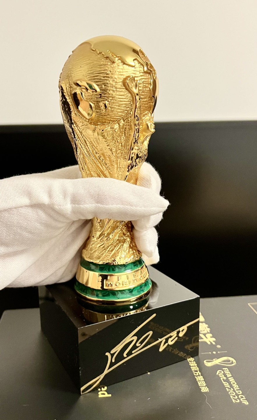 零元拍：蒙牛全球首席形象大使莱昂内尔.梅西签名蒙牛赞助商版FIFA官方收藏大力神杯（非1:1，总共梅老板只签了10只）拍品不含图中球衣。