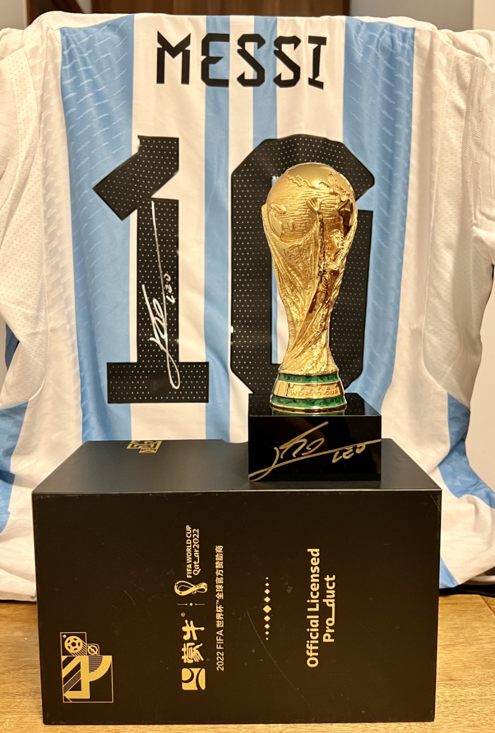零元拍：蒙牛全球首席形象大使莱昂内尔.梅西签名蒙牛赞助商版FIFA官方收藏大力神杯（非1:1，总共梅老板只签了10只）拍品不含图中球衣。
