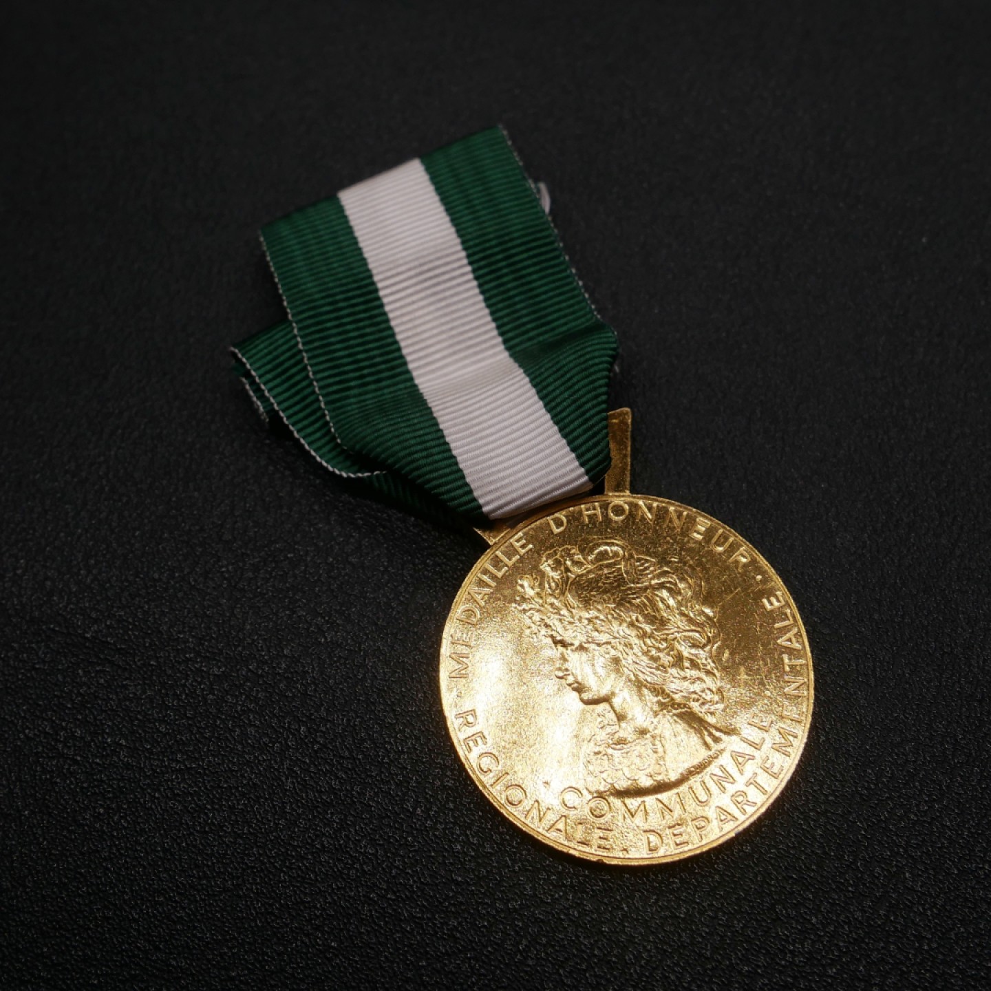 勋章奖章交易所1月27日（初六）法国币章专场 法国部市级荣誉奖章，金级银质镀金，1987版