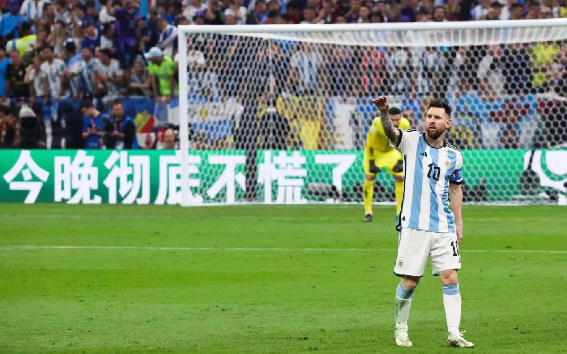 零元拍：蒙牛全球首席形象大使莱昂内尔.梅西签名蒙牛赞助商版FIFA官方收藏大力神杯（非1:1，总共梅老板只签了10只）拍品不含图中球衣。