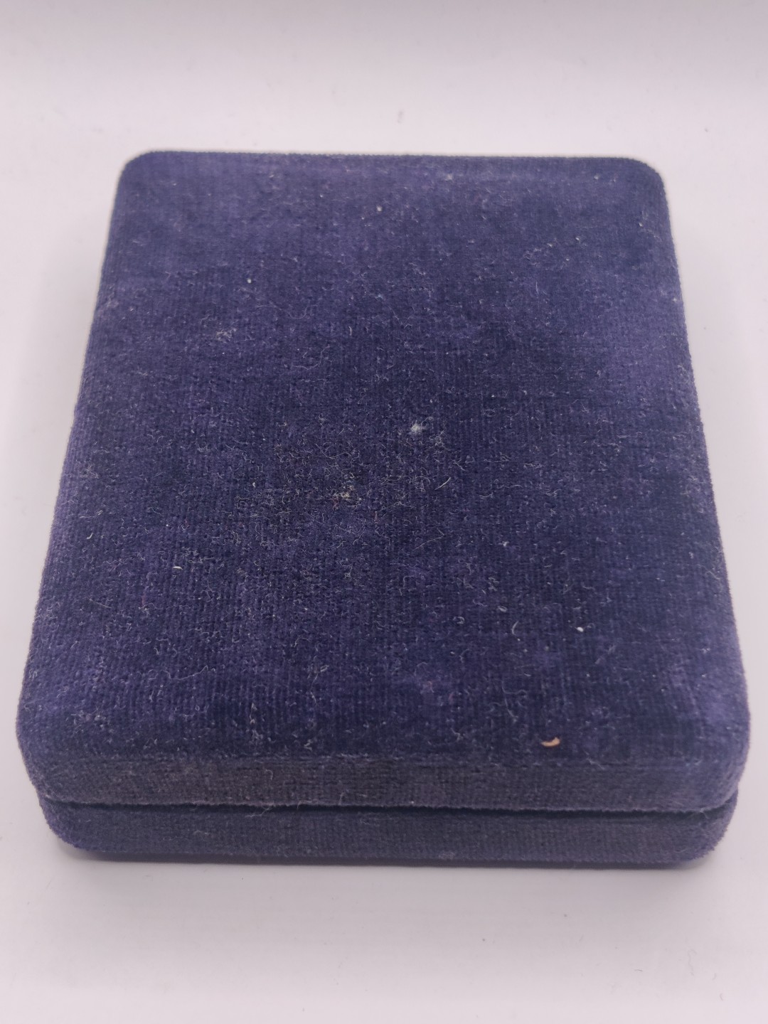 全场0元起拍 第23期 咸鱼国勋章拍卖专场 1月22日（周日）下午6：00开始 朝总联版烫金国辉盒 三级国旗勋章带略