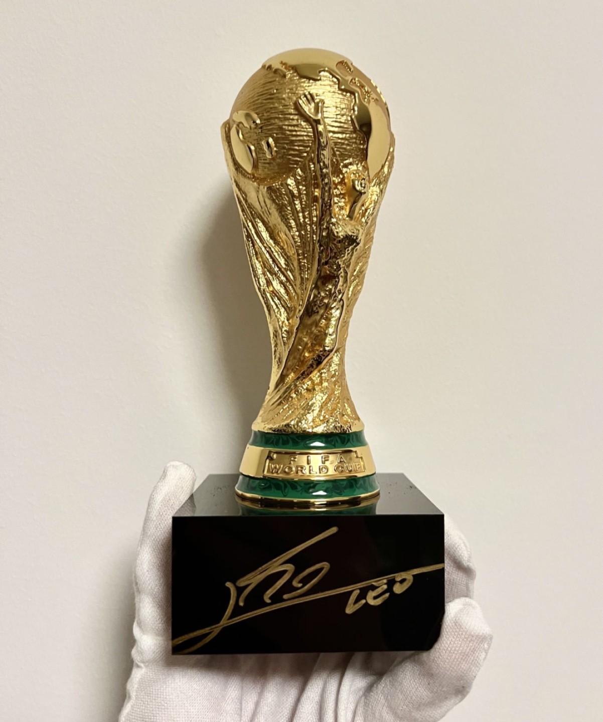 零元拍：蒙牛全球首席形象大使莱昂内尔.梅西签名蒙牛赞助商版FIFA官方收藏大力神杯（非1:1，总共梅老板只签了10只）拍品不含图中球衣。