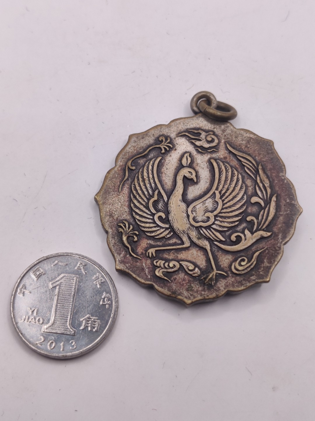 全场0元起拍 第23期 咸鱼国勋章拍卖专场 1月22日（周日）下午6：00开始 日本大号徽章 神武天皇徽章 旁边钱币为大小参考