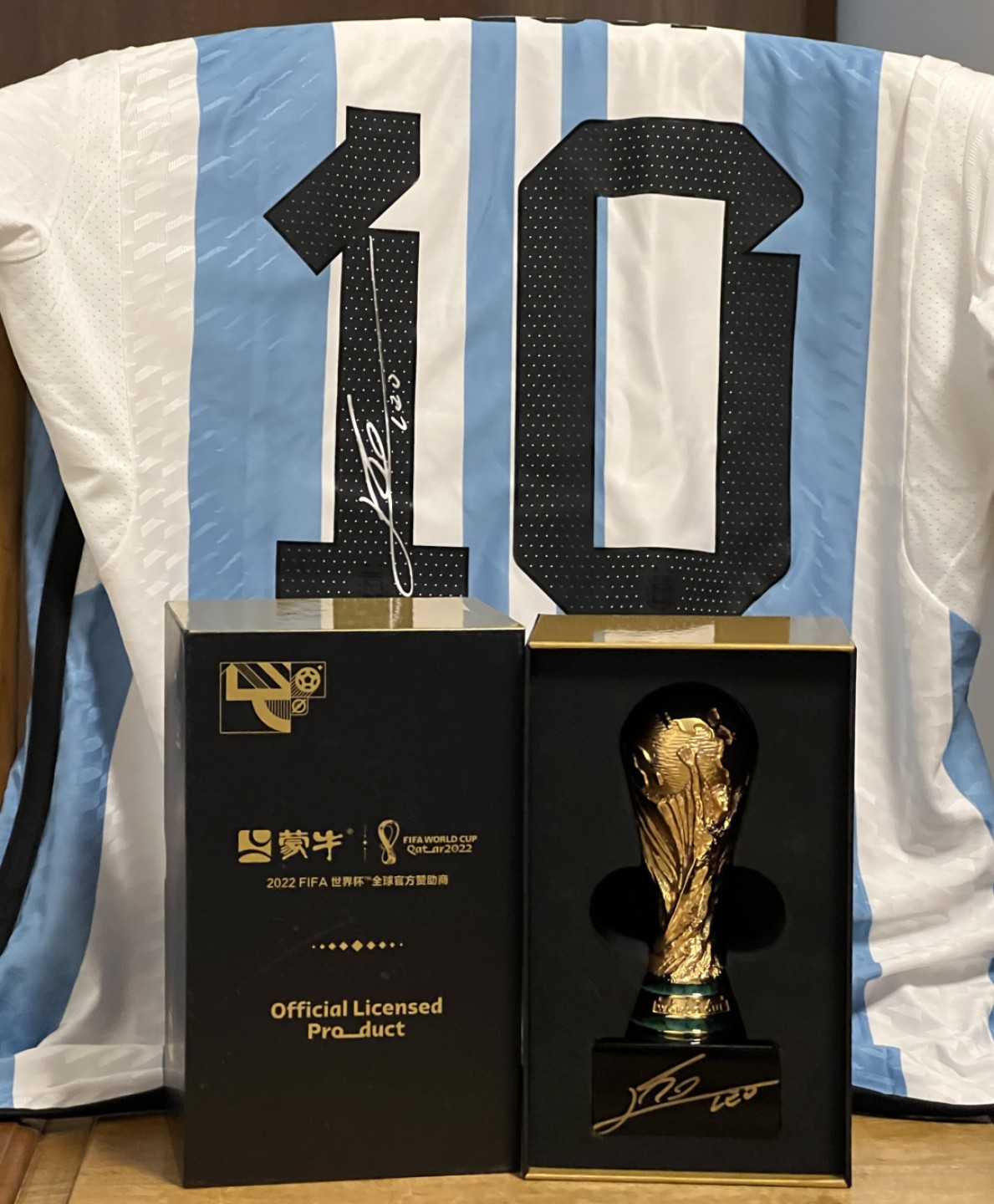 零元拍：蒙牛全球首席形象大使莱昂内尔.梅西签名蒙牛赞助商版FIFA官方收藏大力神杯（非1:1，总共梅老板只签了10只）拍品不含图中球衣。