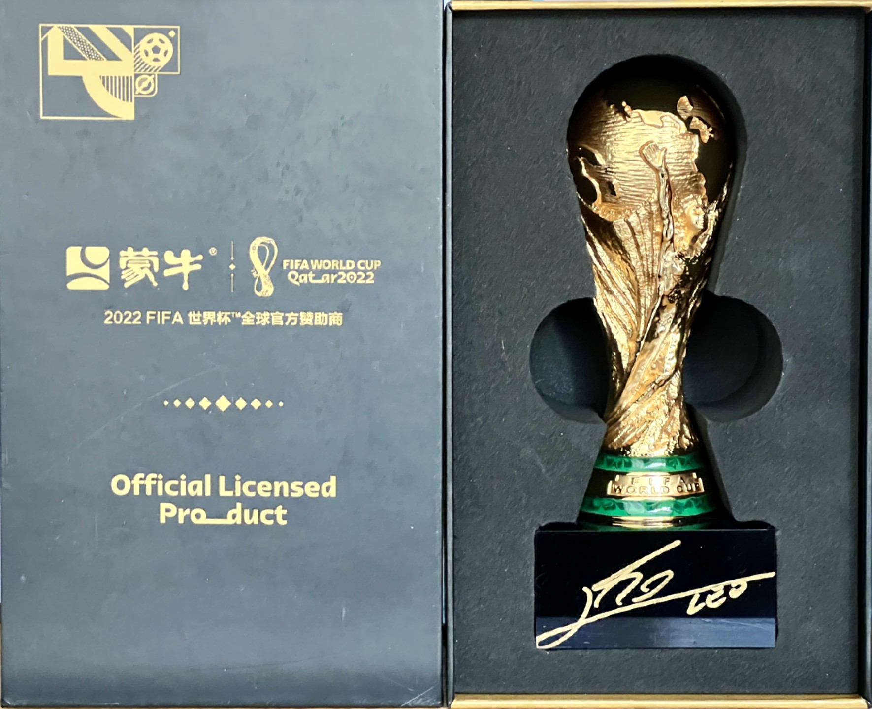 零元拍：蒙牛全球首席形象大使莱昂内尔.梅西签名蒙牛赞助商版FIFA官方收藏大力神杯（非1:1，总共梅老板只签了10只）拍品不含图中球衣。