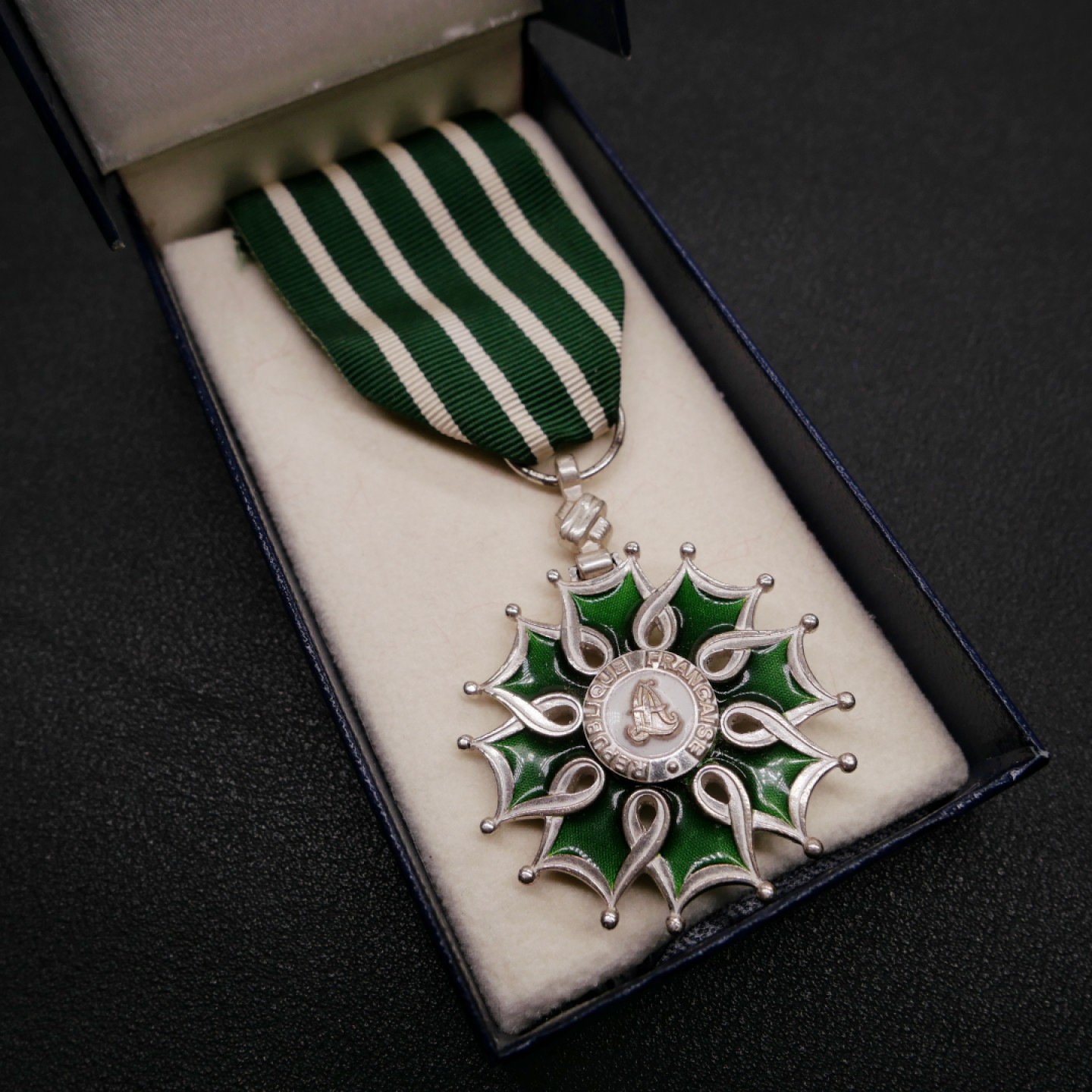 勋章奖章交易所1月27日（初六）法国币章专场 法国文化艺术勋章，银质珐琅，带盒