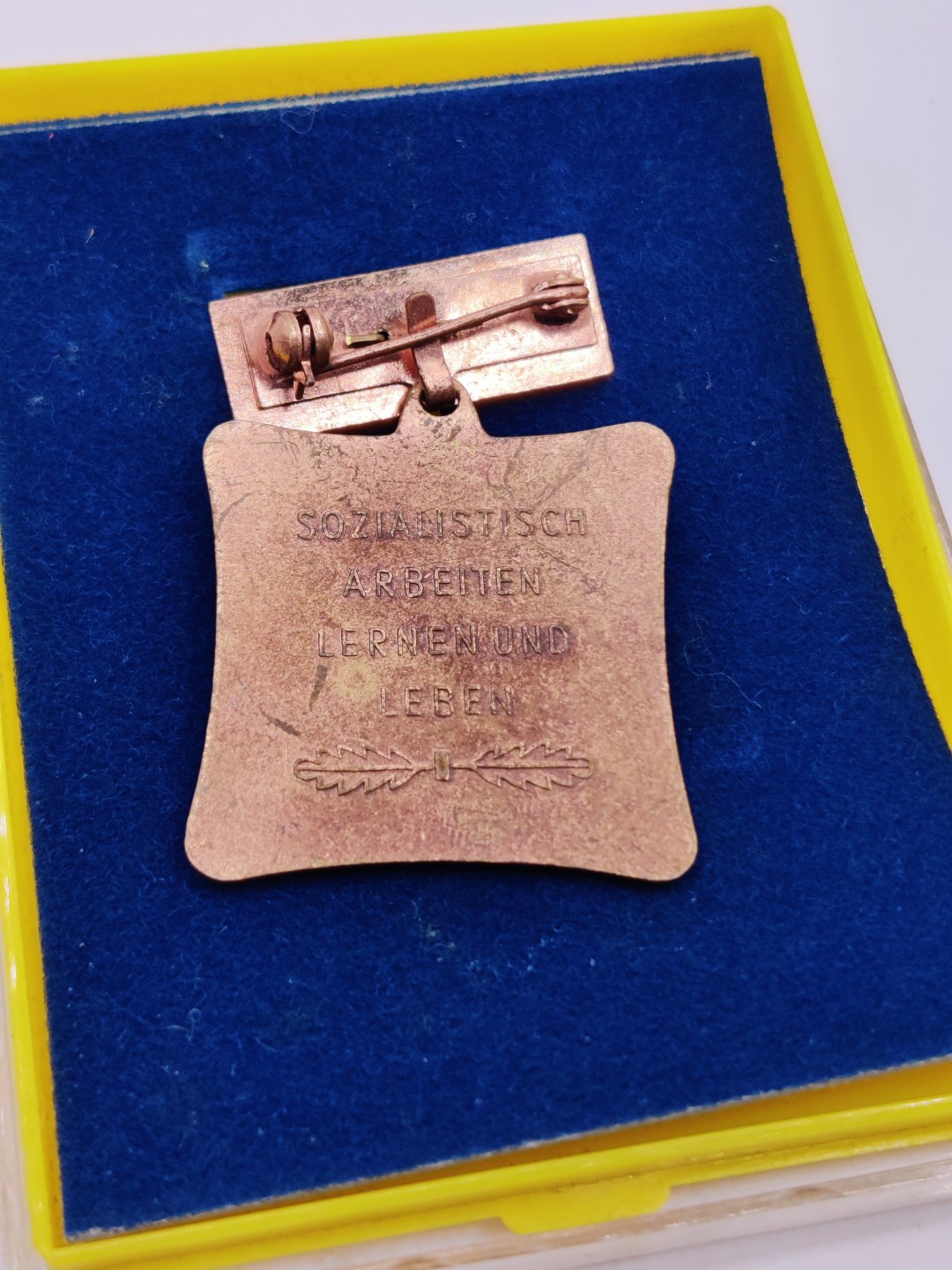 全场0元起拍 第23期 咸鱼国勋章拍卖专场 1月22日（周日）下午6：00开始 1965早期珐琅版 东德集体劳动模范称号奖章