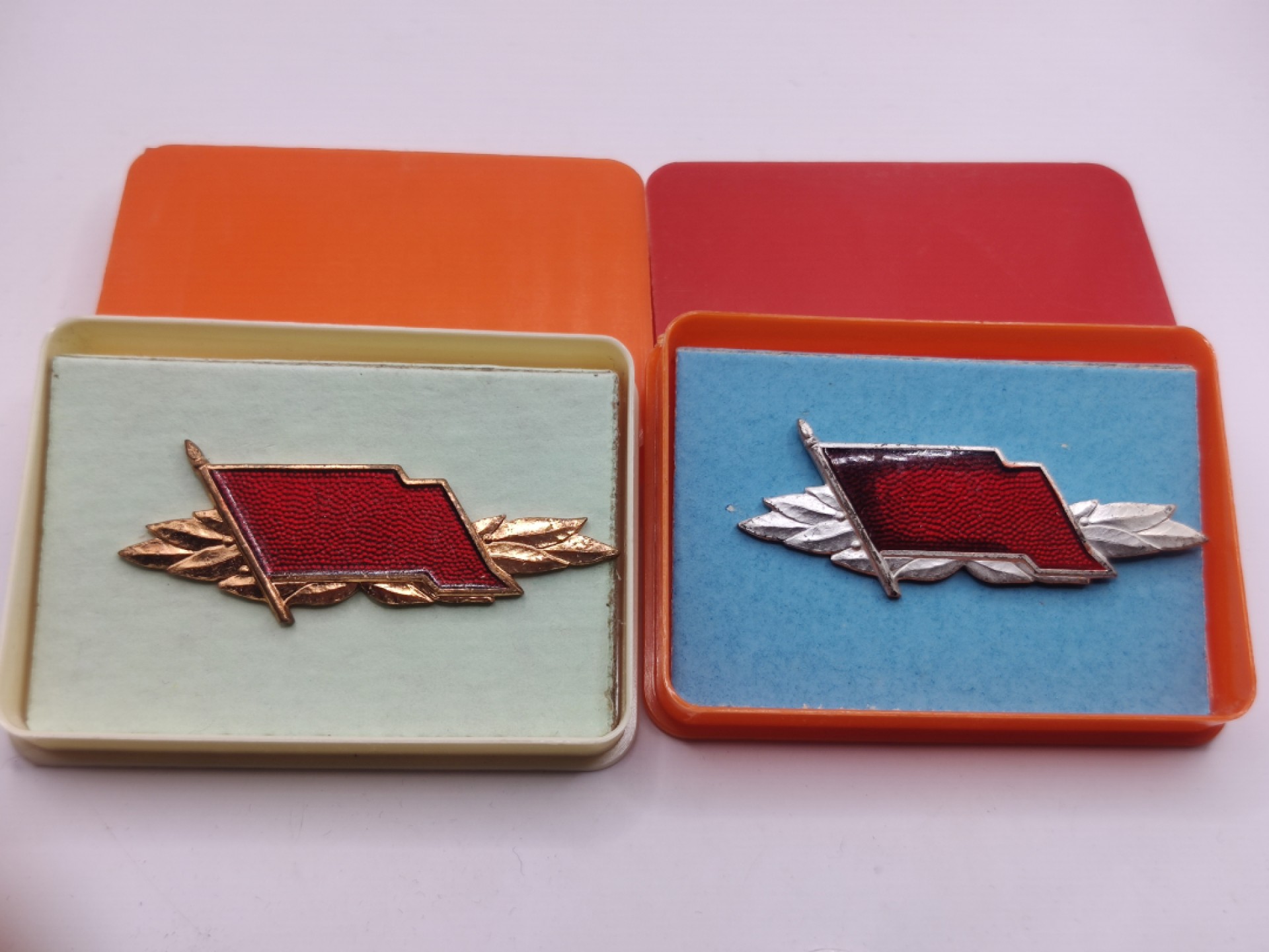 全场0元起拍 第23期 咸鱼国勋章拍卖专场 1月22日（周日）下午6：00开始 东德工人战斗队优秀队员徽章 小红旗铜级银级两个