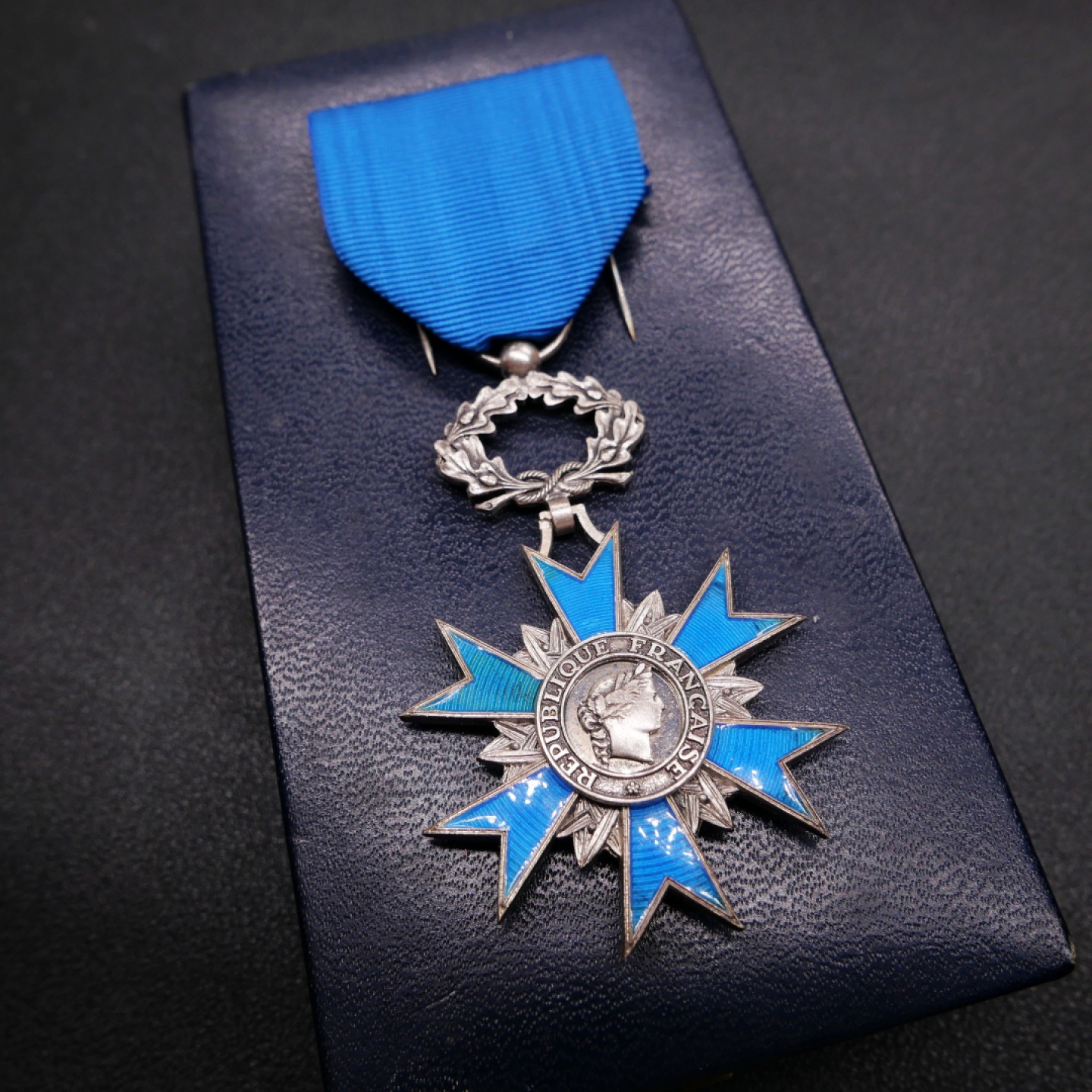 勋章奖章交易所1月27日（初六）法国币章专场 法国国家功勋勋章，银质珐琅，带盒