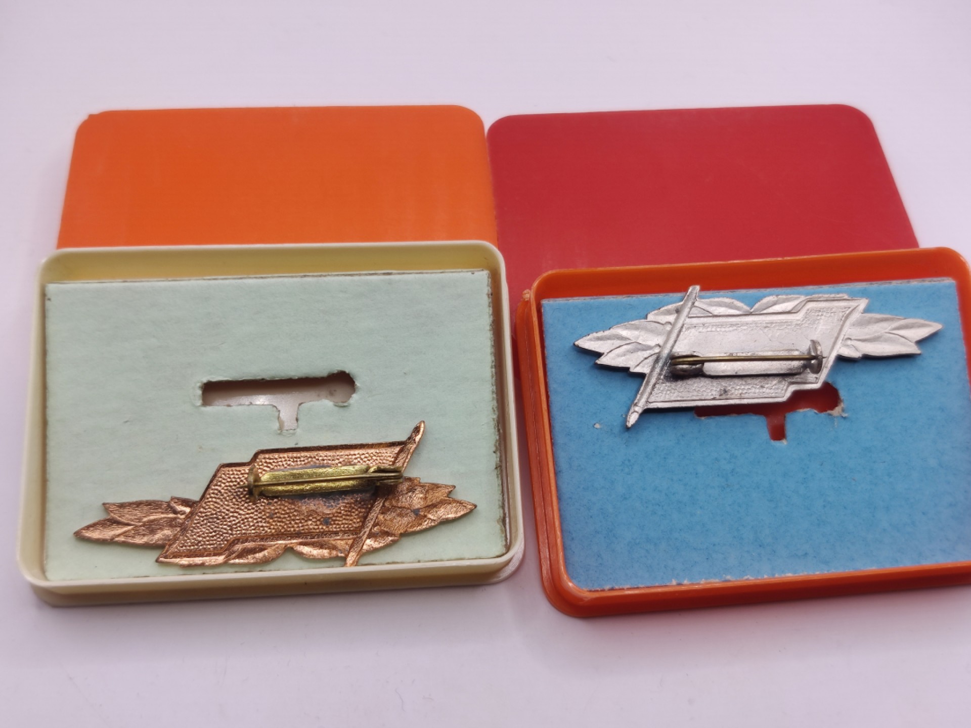 全场0元起拍 第23期 咸鱼国勋章拍卖专场 1月22日（周日）下午6：00开始 东德工人战斗队优秀队员徽章 小红旗铜级银级两个