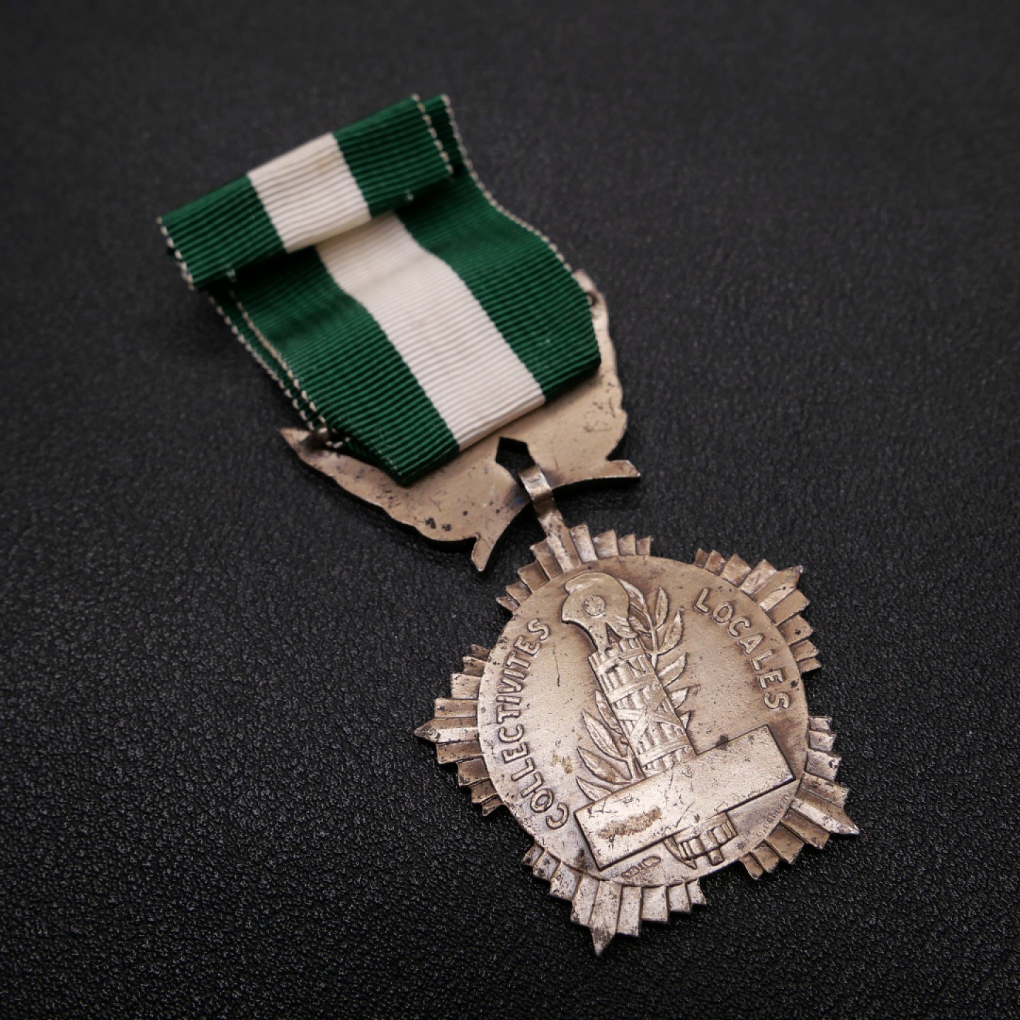 勋章奖章交易所1月27日（初六）法国币章专场 法国部市级荣誉奖章，银级银质，1945大尺寸版