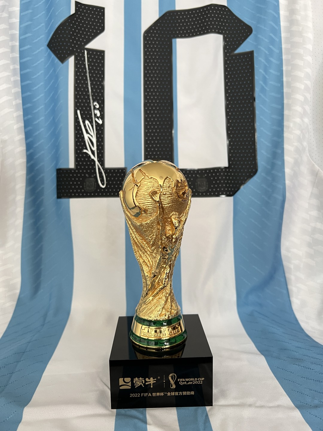 零元拍：蒙牛全球首席形象大使莱昂内尔.梅西签名蒙牛赞助商版FIFA官方收藏大力神杯（非1:1，总共梅老板只签了10只）拍品不含图中球衣。