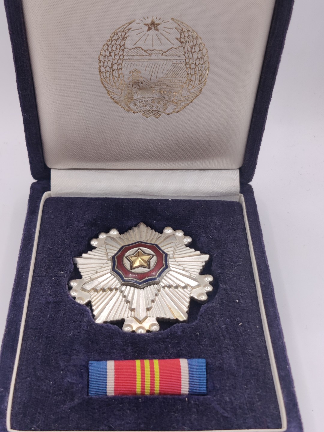 全场0元起拍 第23期 咸鱼国勋章拍卖专场 1月22日（周日）下午6：00开始 朝总联版烫金国辉盒 三级国旗勋章带略