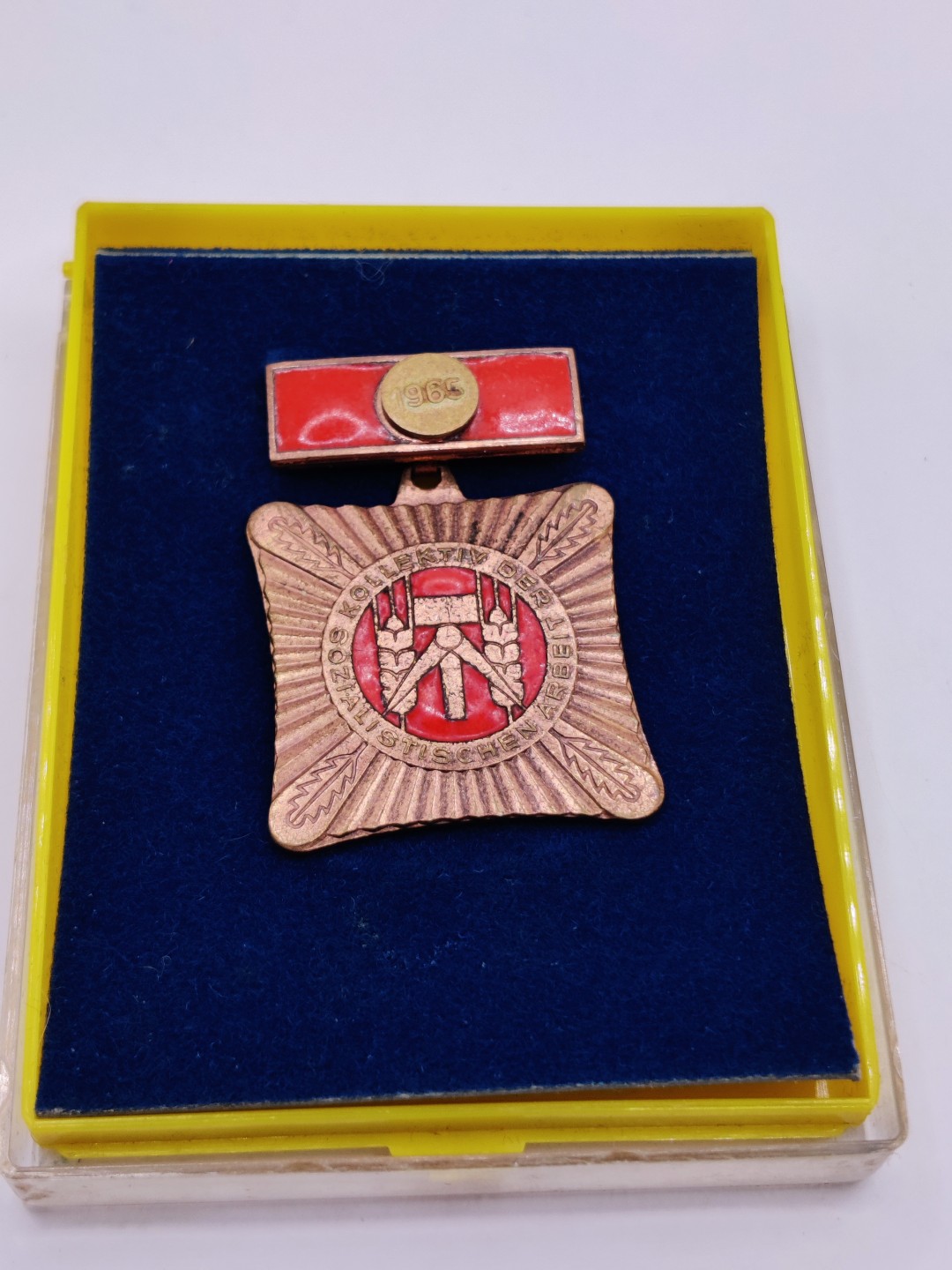 全场0元起拍 第23期 咸鱼国勋章拍卖专场 1月22日（周日）下午6：00开始 1965早期珐琅版 东德集体劳动模范称号奖章