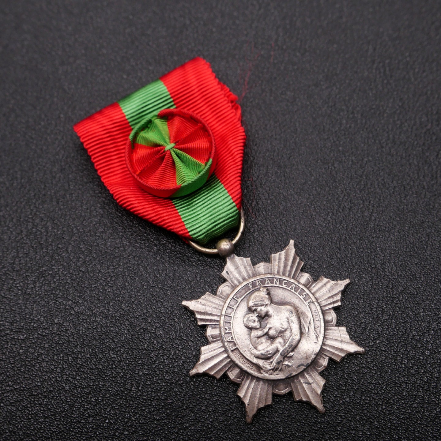 勋章奖章交易所1月27日（初六）法国币章专场 法国家庭奖章，银质版，1920年设立，银级授予生育6-7个子女的女性