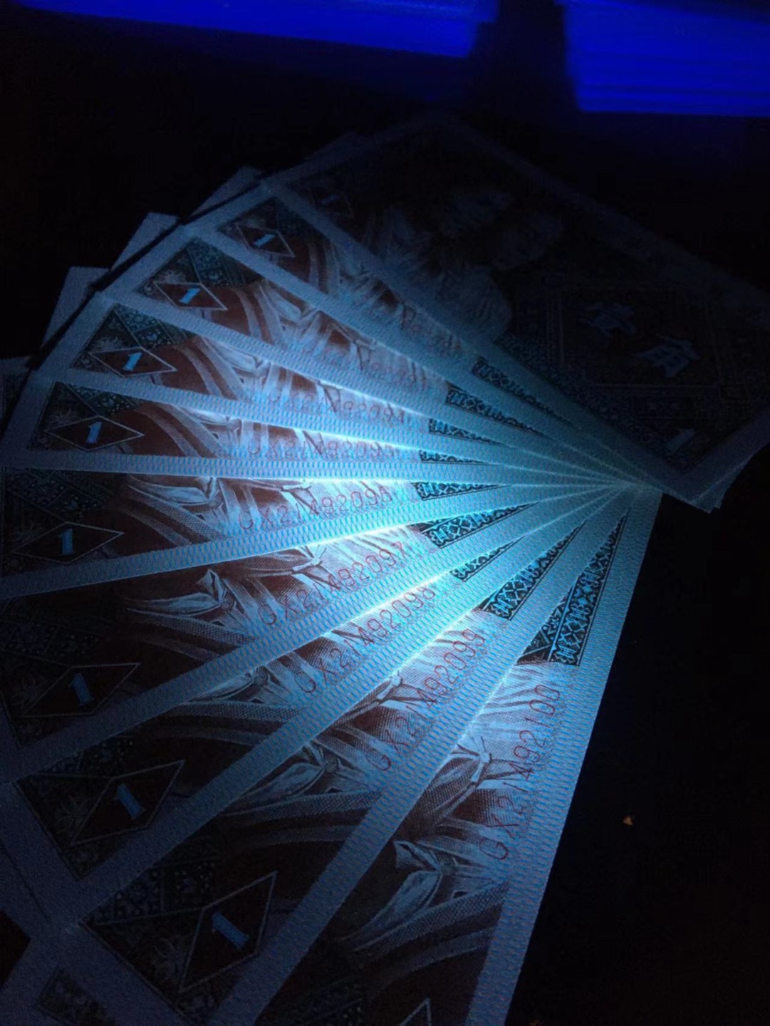 一线荧光币第46期拍场 8001GX铁绣红，GX21492711_20，裸币标十，GX是特别稀少的冠号，长年以散张出现在市面，书上指导价30元一张，这次给大家带来得是绝品无斑无油的标十