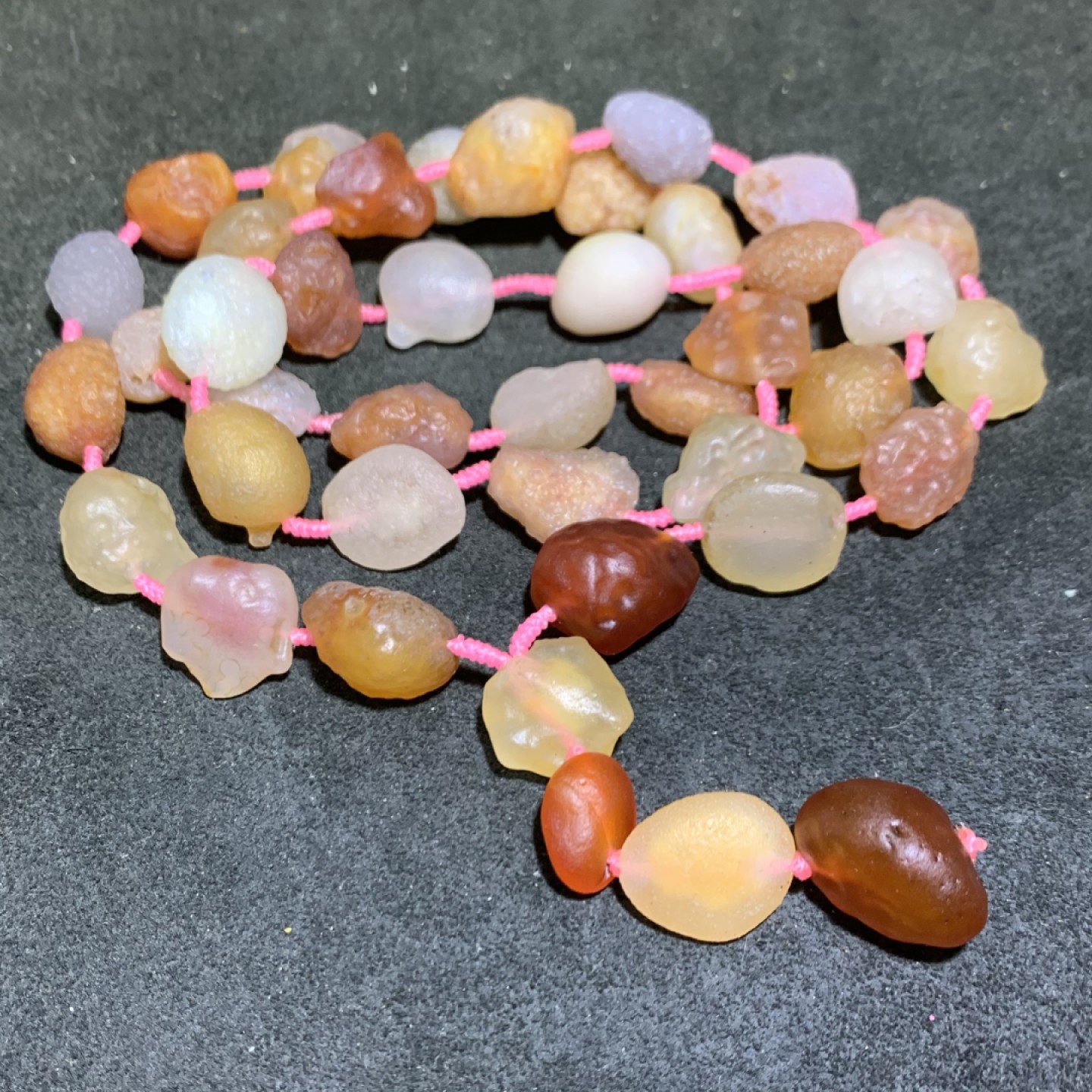 精美天然大颗粒阿拉善糖果料彩珠玛瑙项链一条，