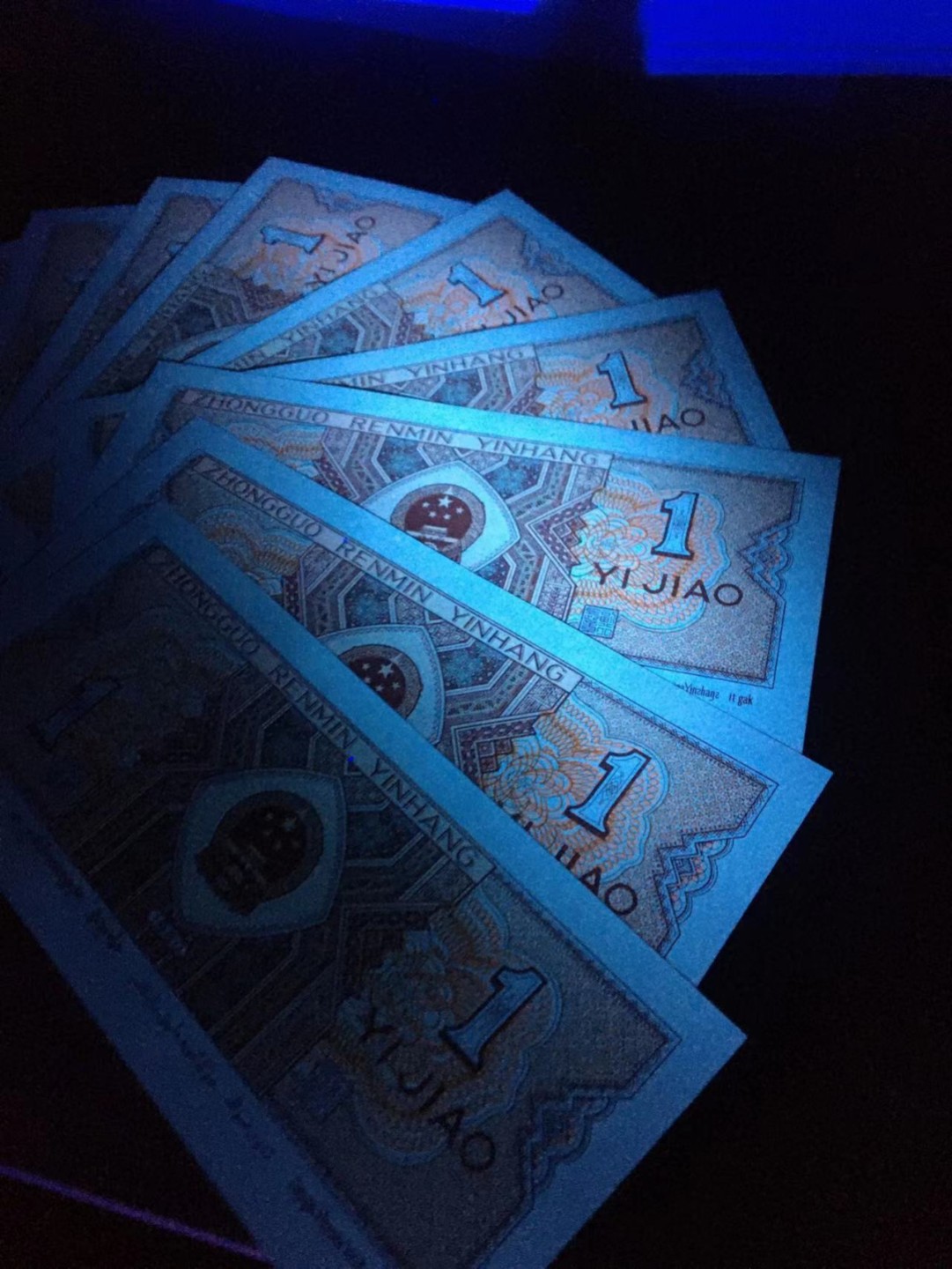 一线荧光币第46期拍场 8001GX铁绣红，GX21492711_20，裸币标十，GX是特别稀少的冠号，长年以散张出现在市面，书上指导价30元一张，这次给大家带来得是绝品无斑无油的标十