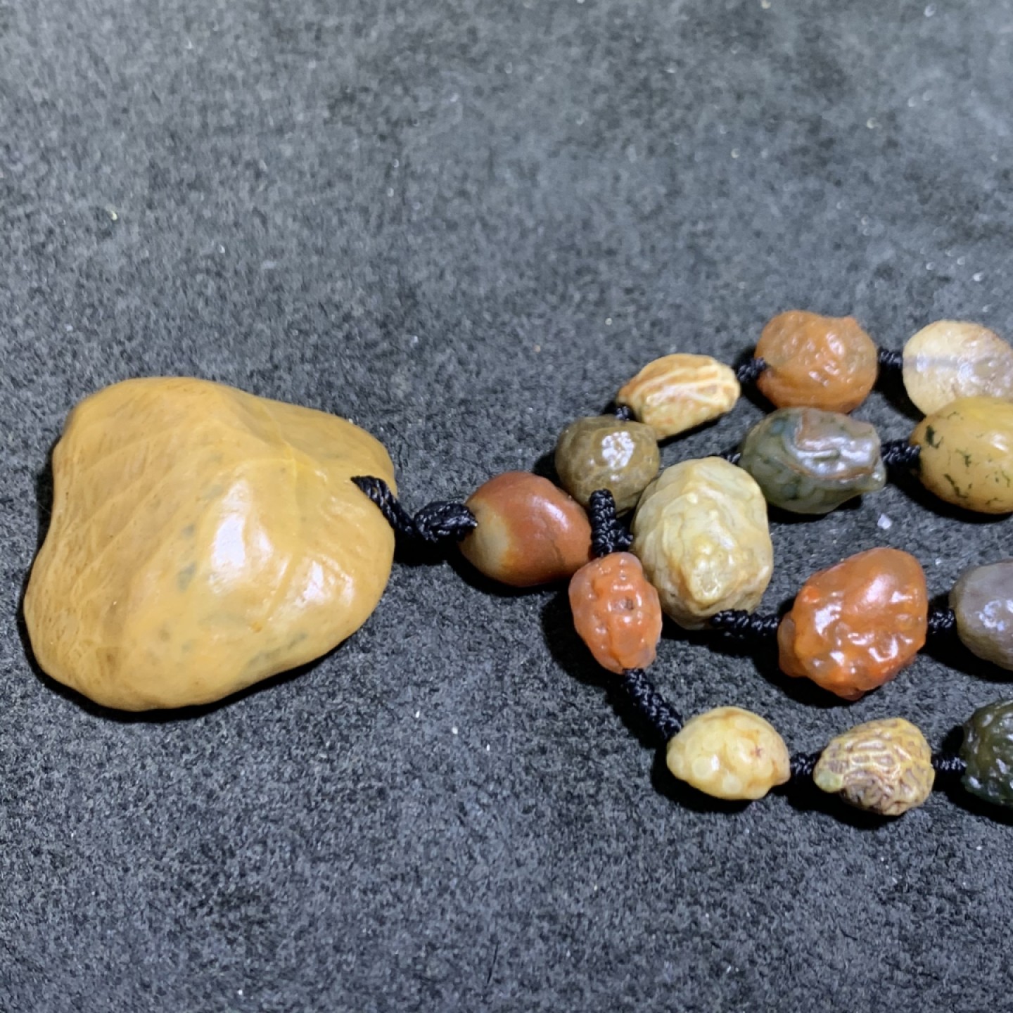 精美阿拉善筋脉玛瑙长款项链一条，