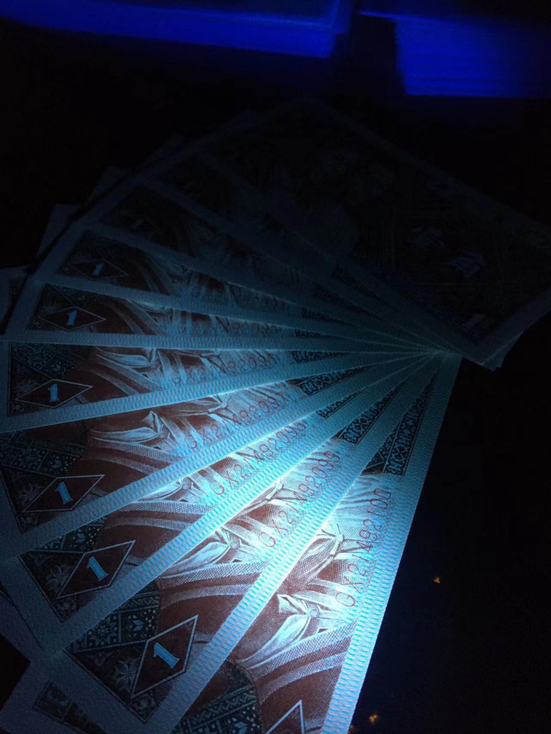 一线荧光币第46期拍场 8001GX铁绣红，GX21492711_20，裸币标十，GX是特别稀少的冠号，长年以散张出现在市面，书上指导价30元一张，这次给大家带来得是绝品无斑无油的标十