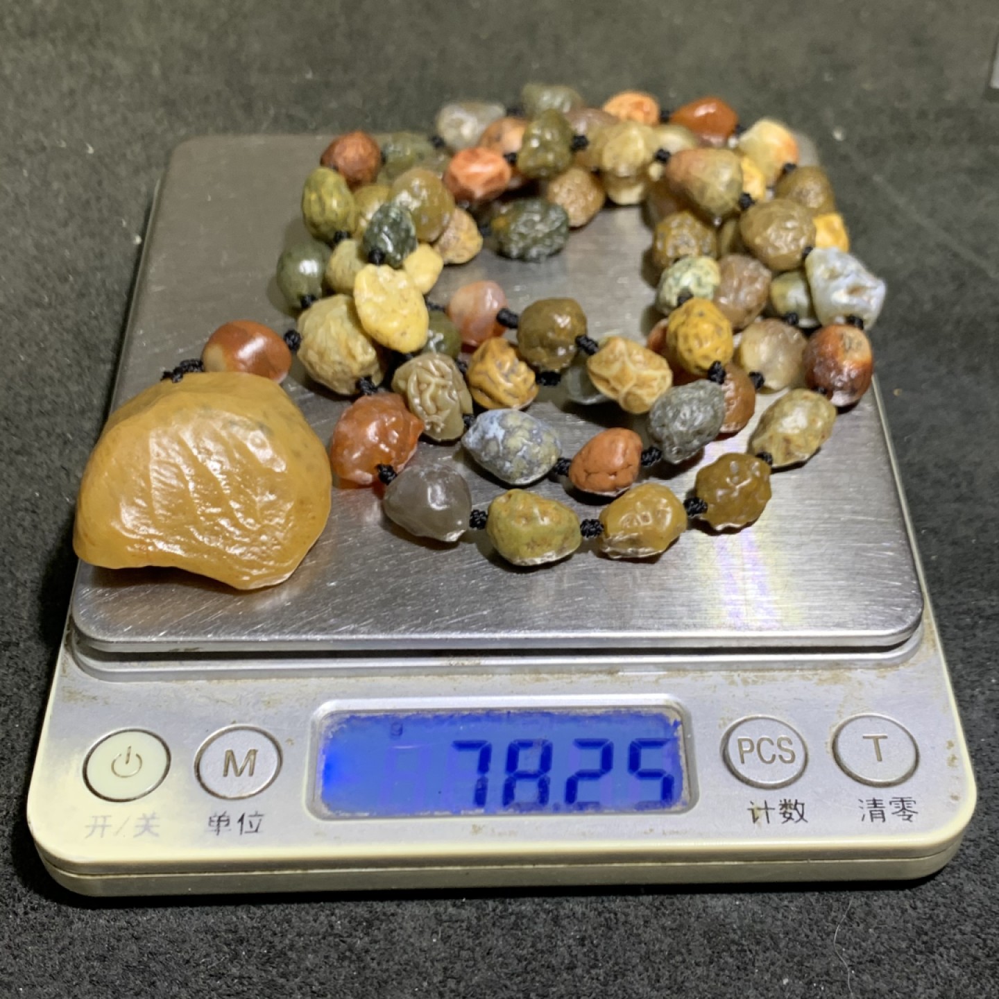 精美阿拉善筋脉玛瑙长款项链一条，