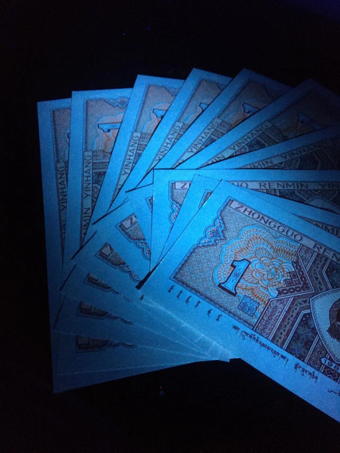 一线荧光币第46期拍场 8001GX铁绣红，GX21492711_20，裸币标十，GX是特别稀少的冠号，长年以散张出现在市面，书上指导价30元一张，这次给大家带来得是绝品无斑无油的标十