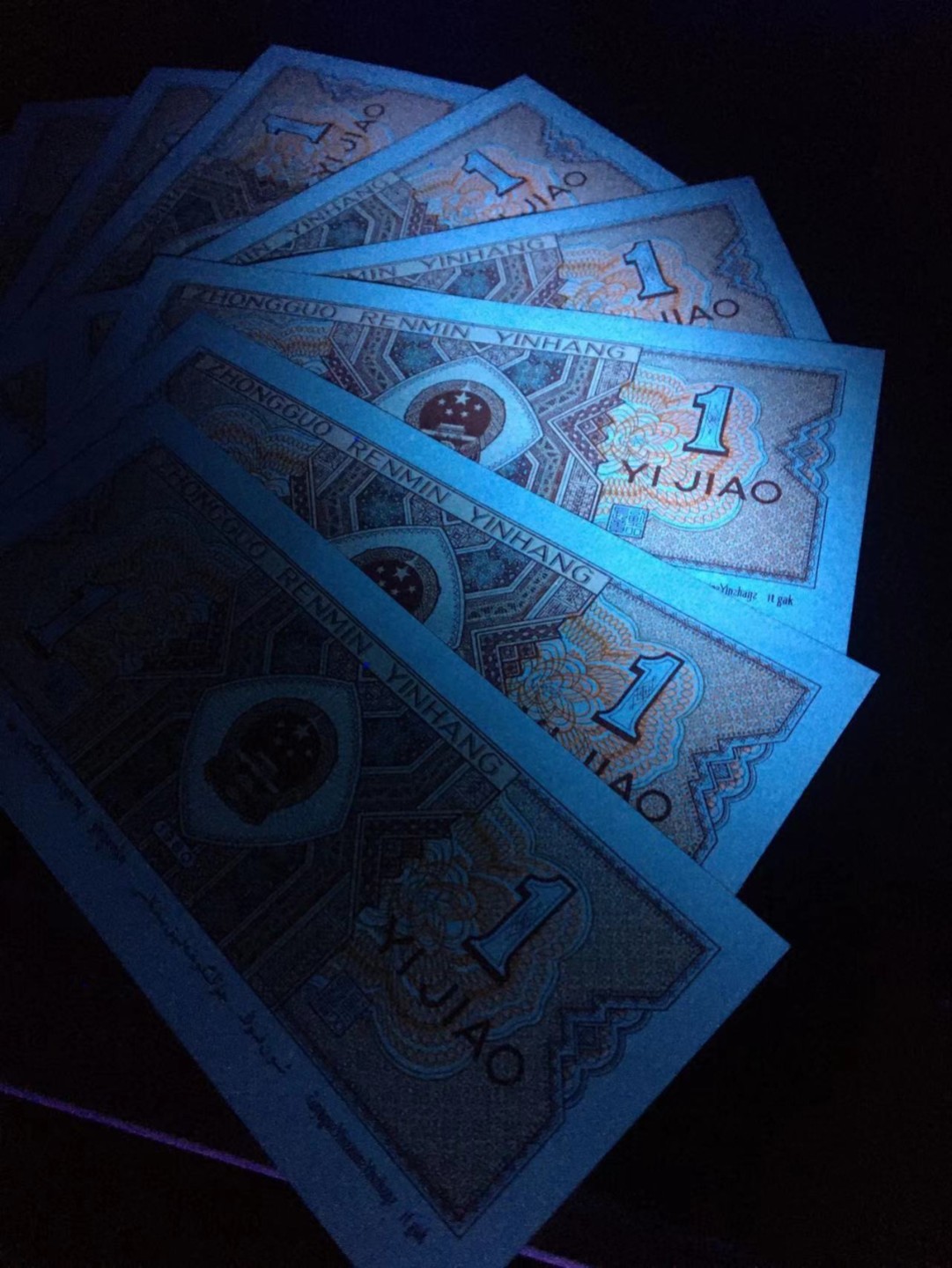 一线荧光币第46期拍场 8001GX铁绣红，GX21492711_20，裸币标十，GX是特别稀少的冠号，长年以散张出现在市面，书上指导价30元一张，这次给大家带来得是绝品无斑无油的标十