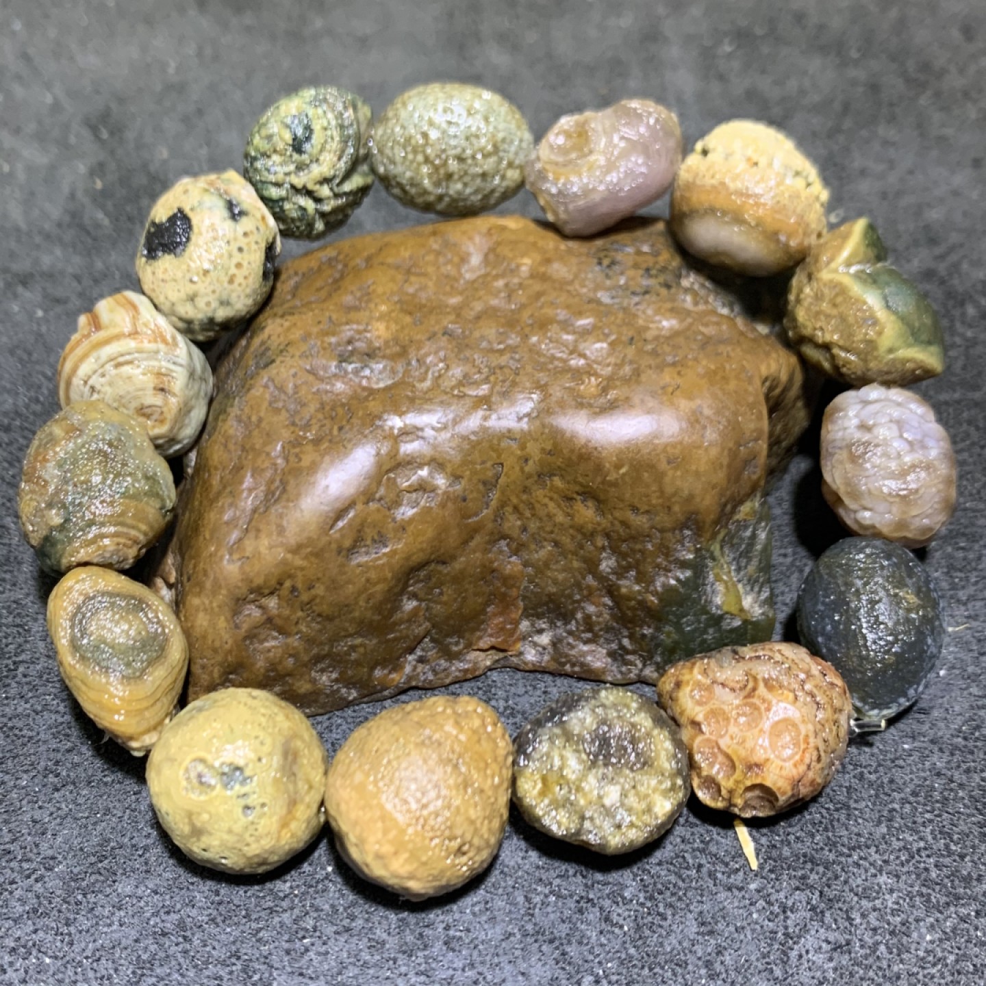 精美外蒙眼石手串一条！