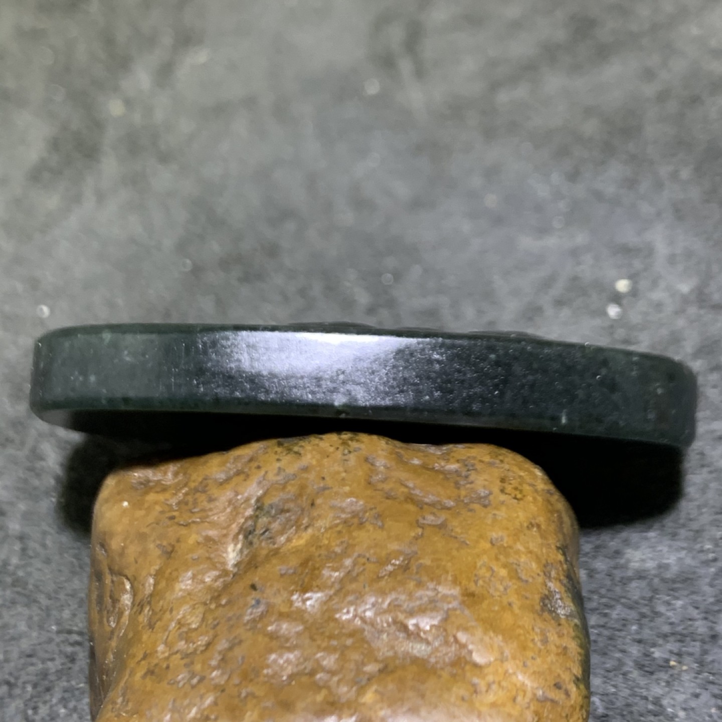 天然新疆和田青玉一念之间牌子一块，