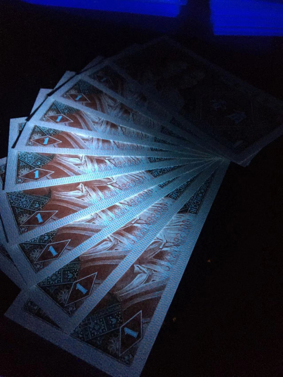 一线荧光币第46期拍场 8001GX铁绣红，GX21492711_20，裸币标十，GX是特别稀少的冠号，长年以散张出现在市面，书上指导价30元一张，这次给大家带来得是绝品无斑无油的标十