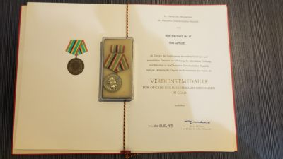 戎马世界章牌大赏（第26期） - 1975年东德民主德国内政部机关功勋奖章 金级 （带原盒 勋略 证书）