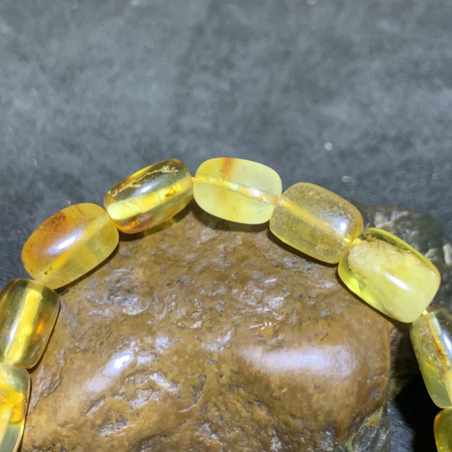 精美天然蜜蜡随形手串1条！