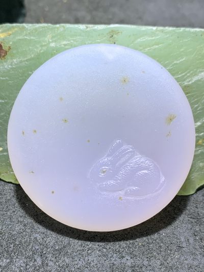精美亚光高玉化草花纹海洋玉髓手工雕刻玉兔牌子一个！ - 精美亚光高玉化草花纹海洋玉髓手工雕刻玉兔牌子一个！