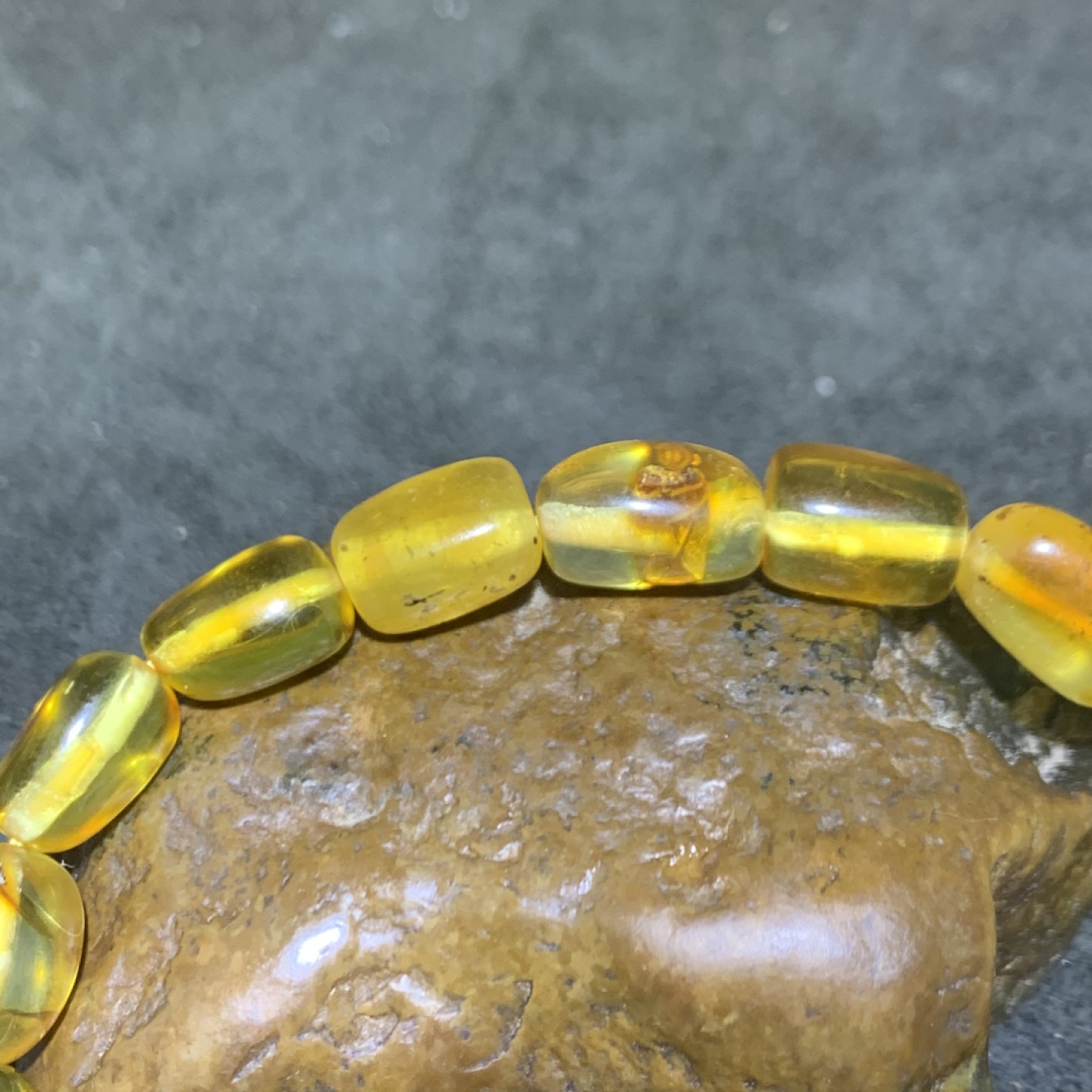 精美天然蜜蜡随形手串1条！